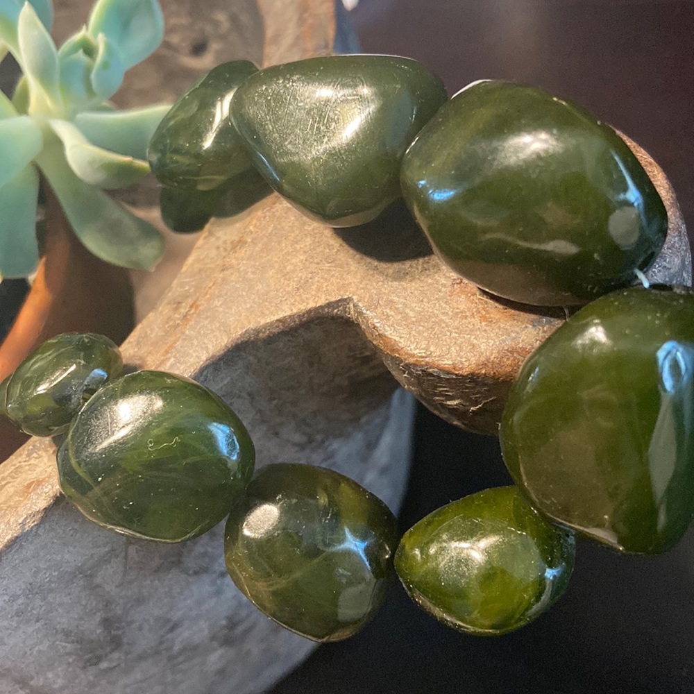 Deep green necklace with extender